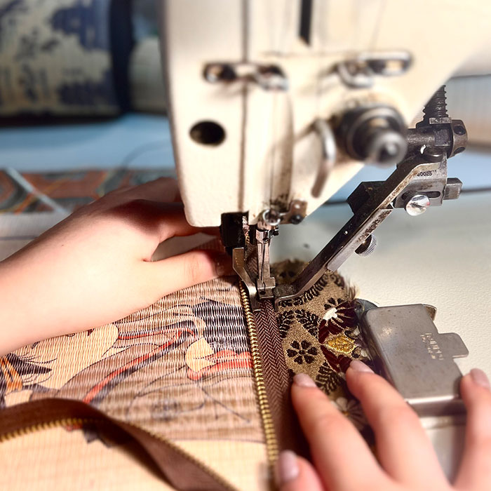 革新の染め手法と伝統の手仕事