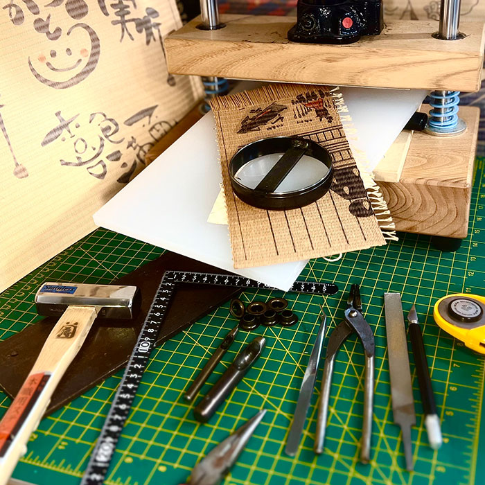 革新の染め手法と伝統の手仕事